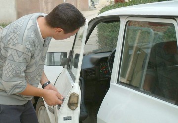 Atenţie! Se sparg autoturismele aflate în parcările centrelor comerciale
